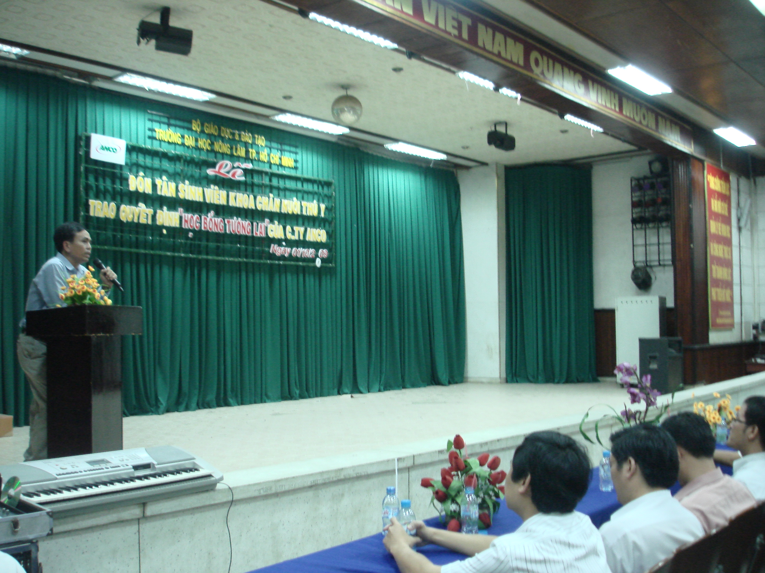 Thầy Dương Duy Đồng phát biểu khai mạc buổi lễ