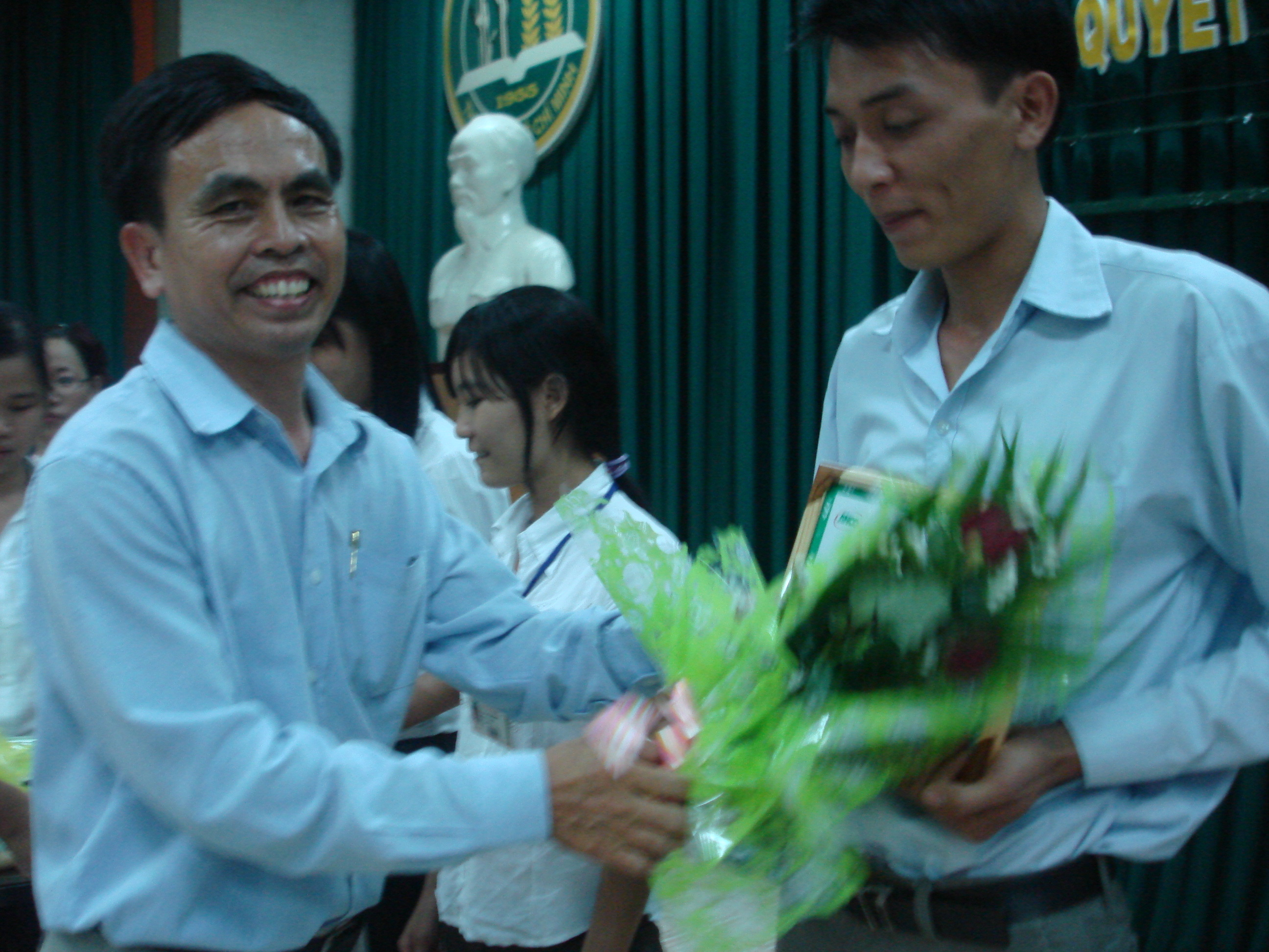 Trao hoc bong cho sinh viên