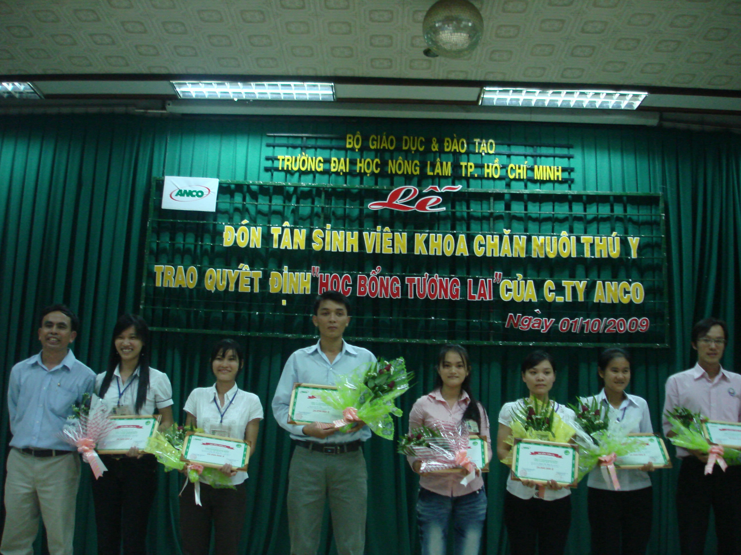 CAC SV DUOC NHAN HOC BONG